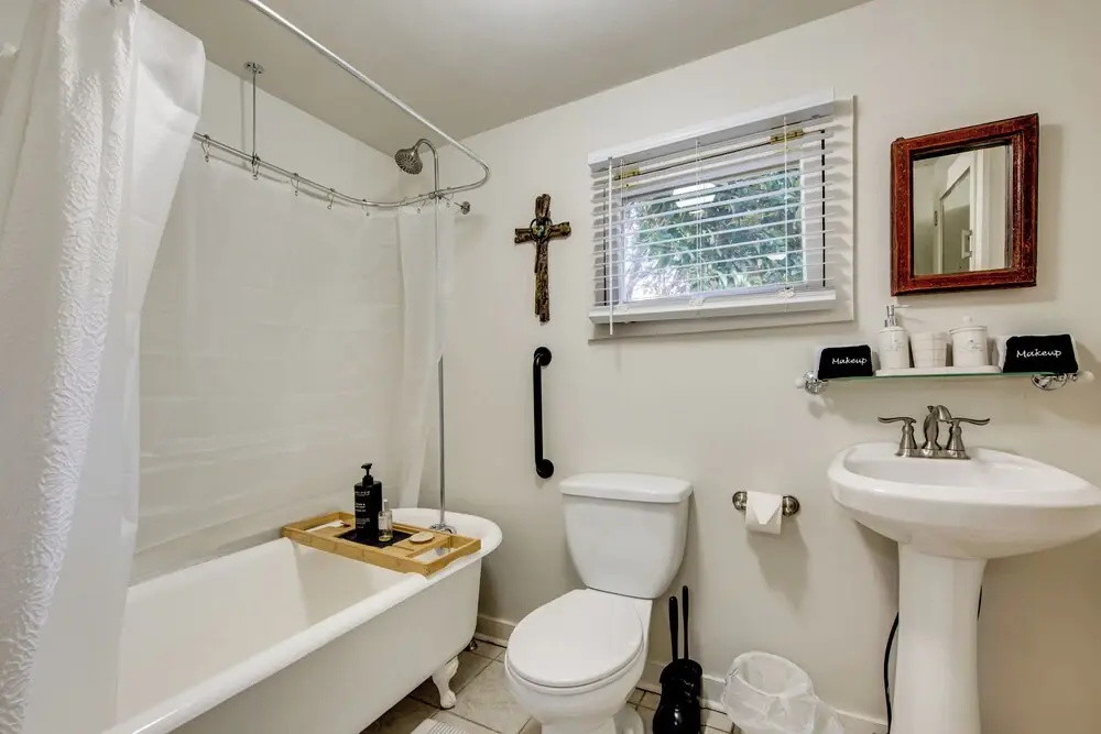 Walk to Broad St! Family Home in Historic District