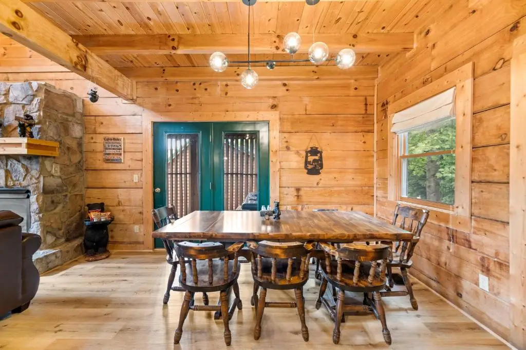 Mountain view 5 bdrm Gatlinburg Cabin near downtown Arts
