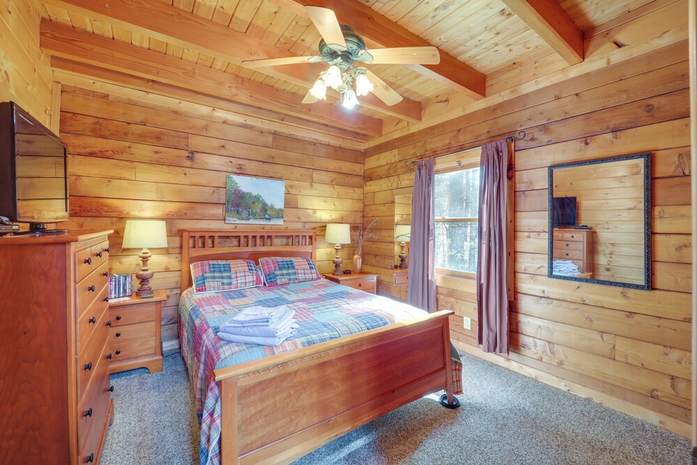 Cabin on 22 Acres w/ Patio - 3 Mi to Blowing Rock!