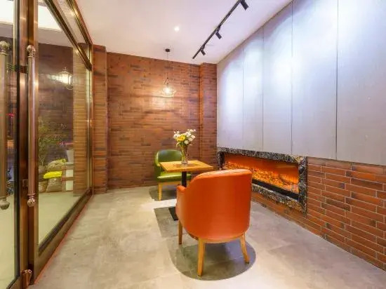 Elong Wanguo Hotel (Dalian Jinma Road Light Rail Station Store)