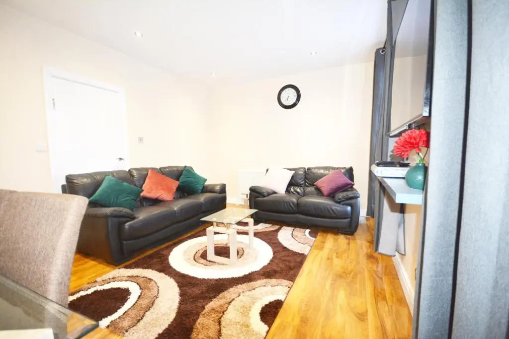 London Modern 4 Bedroom Apartment