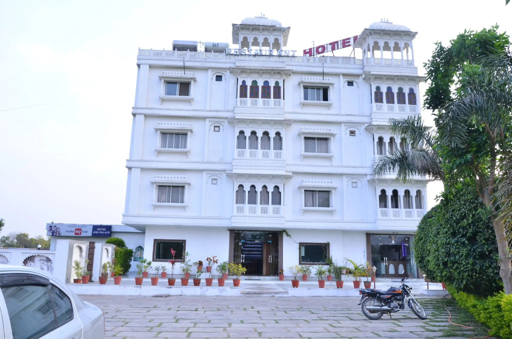 Hotel J M D Palace