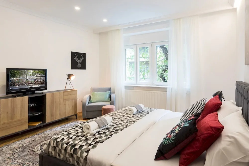 Spacious 2BDR Apartment few steps from City Center