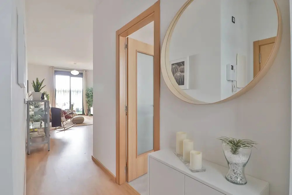 Deluxe Apartment Downtown with Pool and Parking