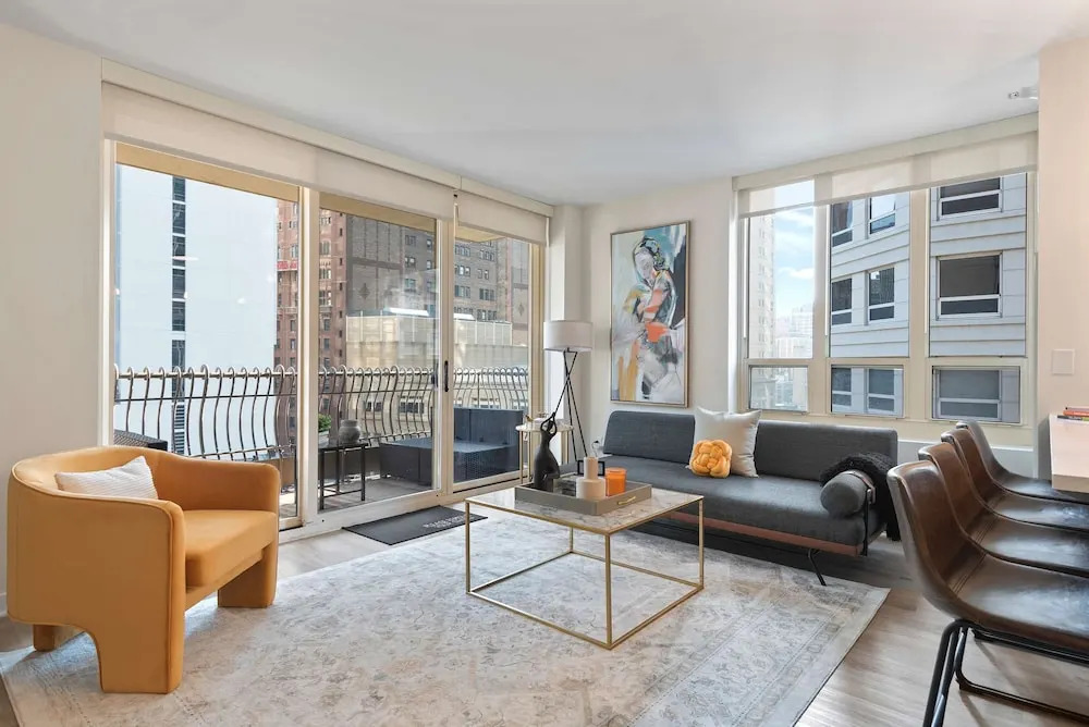 Near Riverwalk 2BR Private Balcony Downtown