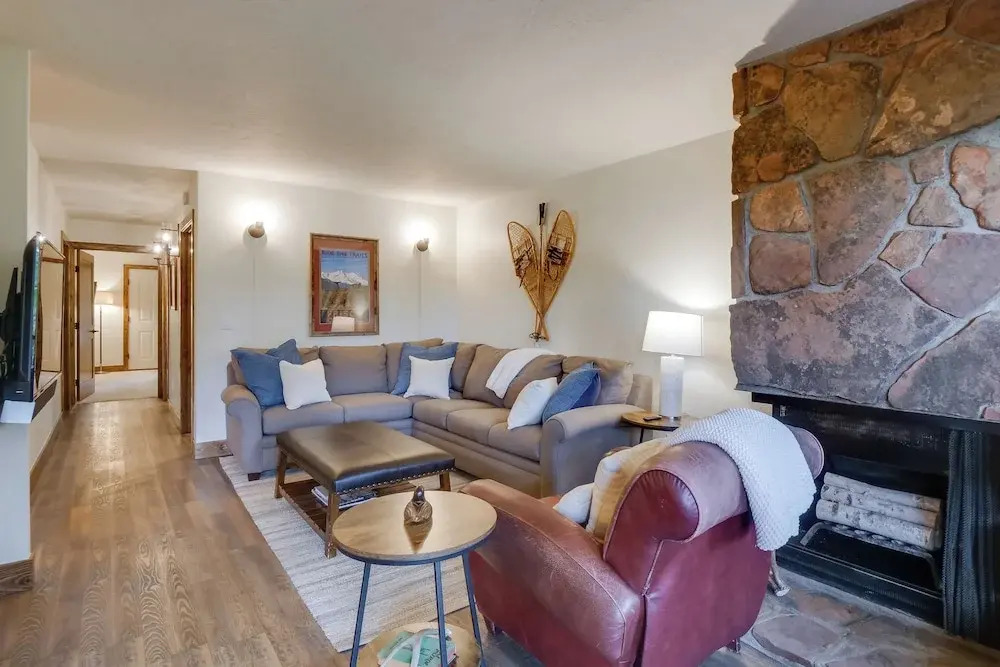 Walk to Ski Shuttle: Cozy Mountain Meadows Condo
