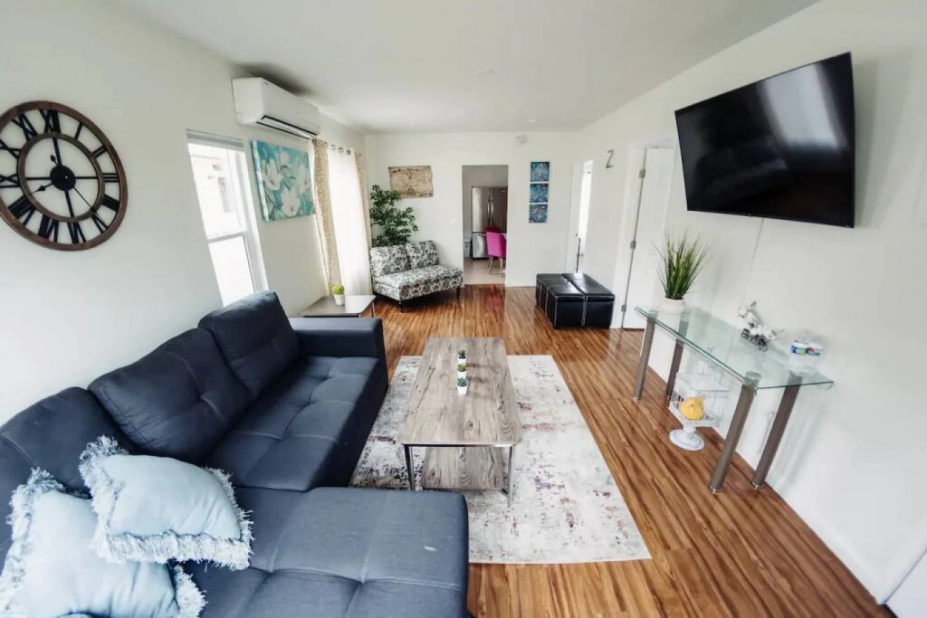CHARMING 2-BEDROOM BUNGALOW HOME IN GLENDALE  (p4)