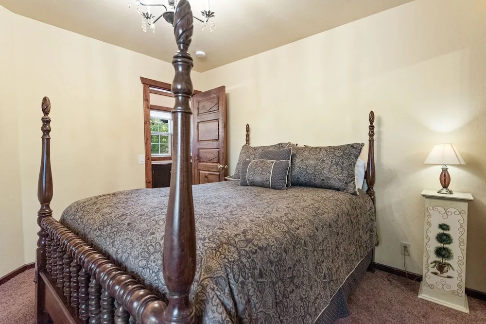 Big Bear Villa - Walk to Lake ad Village! Hot Tub, Jet Tub and so much more