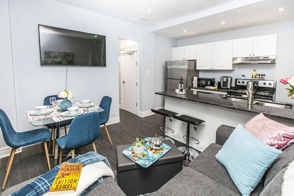 Newly Renovated - 2BR - Steps to Little Italy