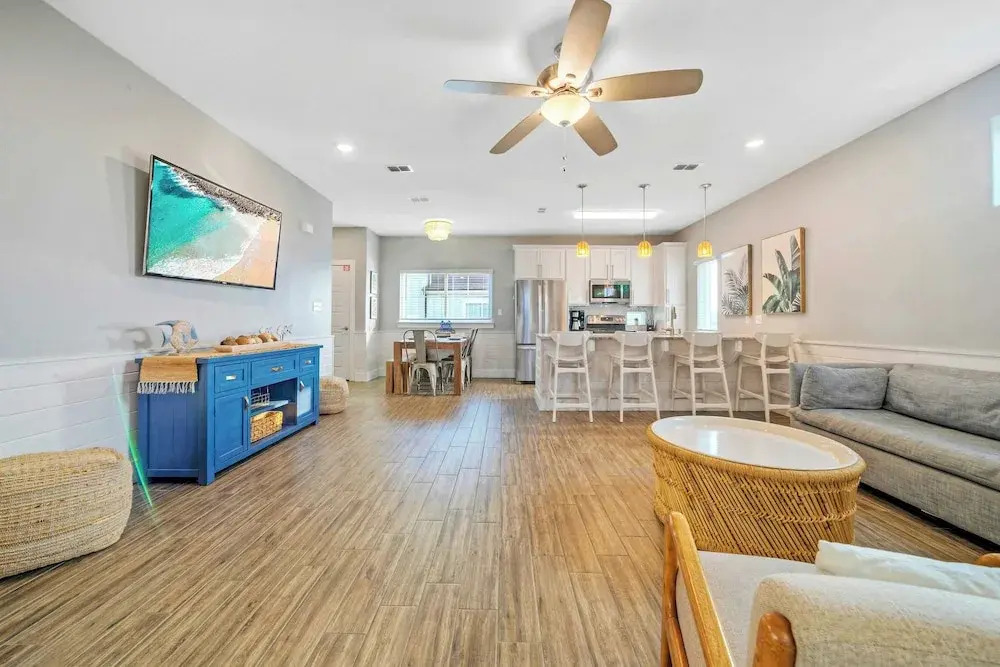 Sleeps 33! 4 Condos, Walk to the Beach, Resort-style Pool, Endless Summer Resort