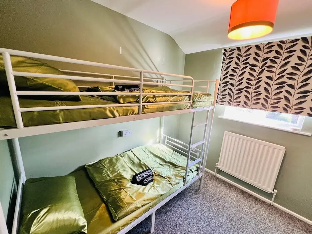 Modern Comfortable Two Bedrooms House DL5 With Garden Parking and Free Wifi