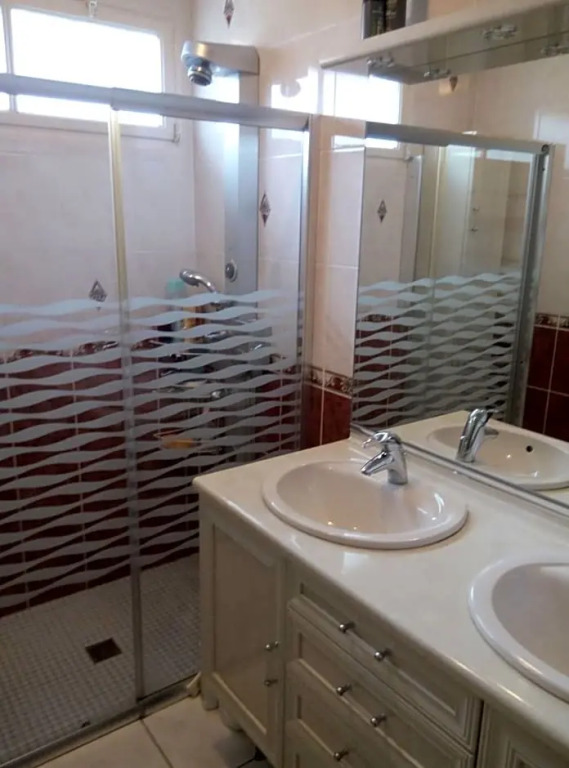 chez Myla chambre avec tv écran plat et salle de bain privative