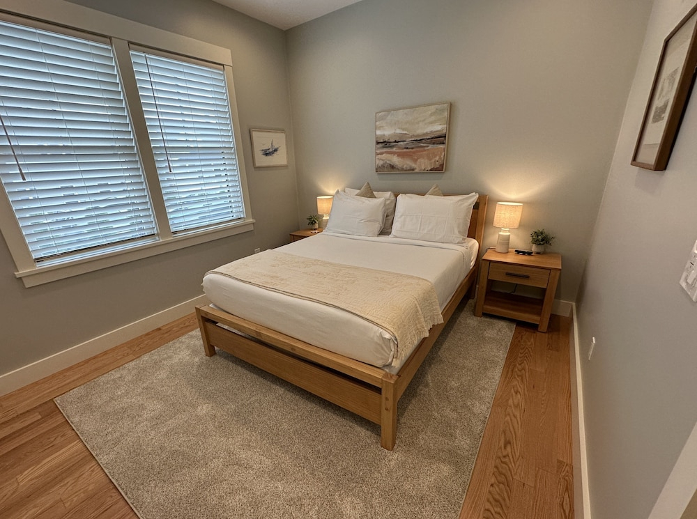Brand New! 2 Bed W/ Private Deck 2 Bedroom Apts