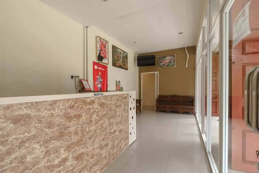 RedDoorz near RS Adam Malik Medan 2