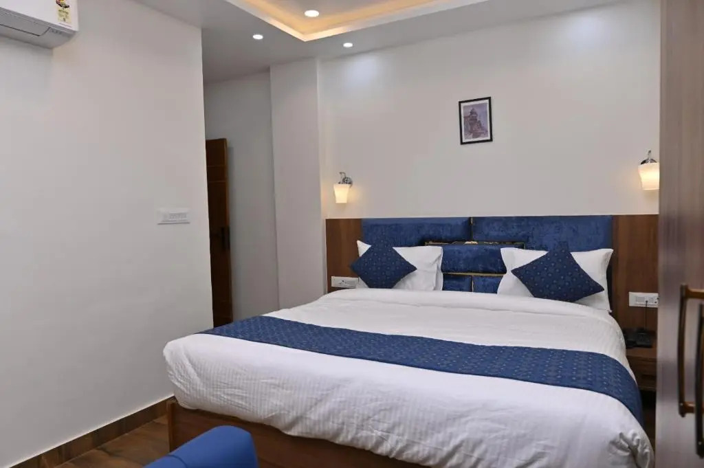 FabHotel Vatsa Residency