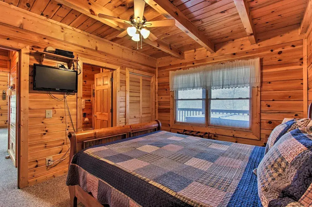 Rustic Sevierville Cabin w/ Covered Porch!
