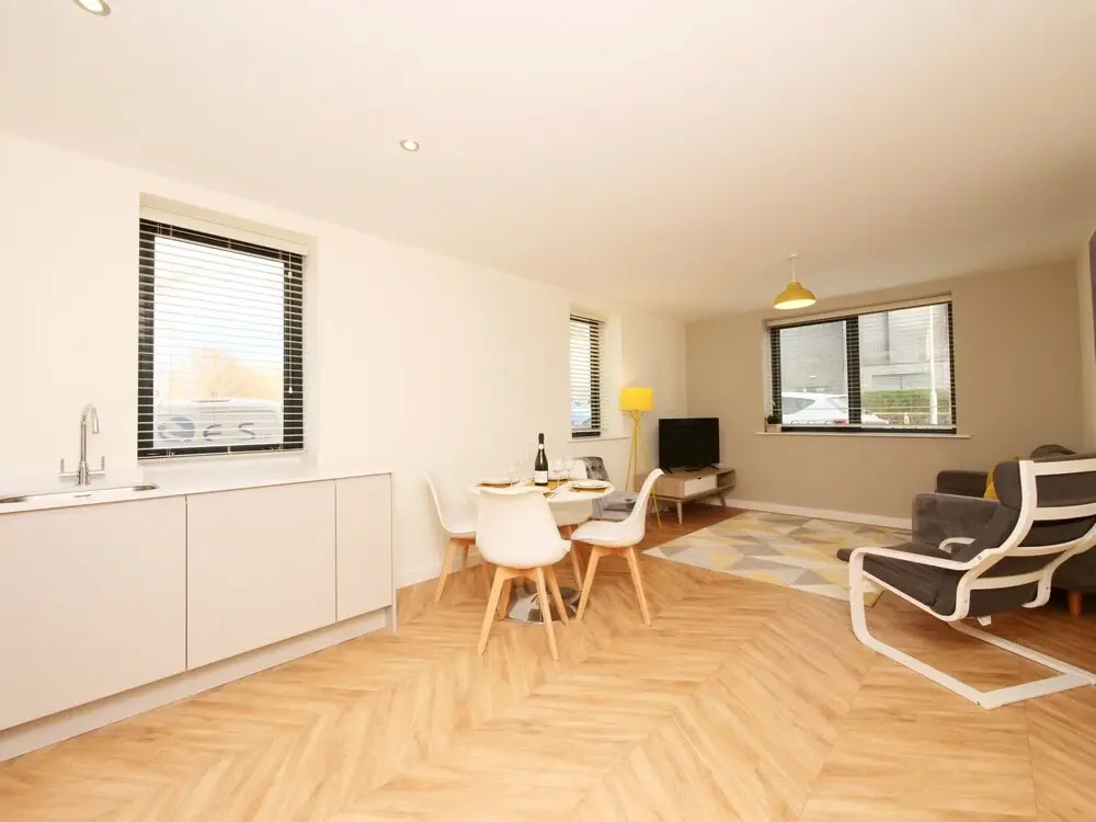 Modern Spacious 2 Bedroom Apartment