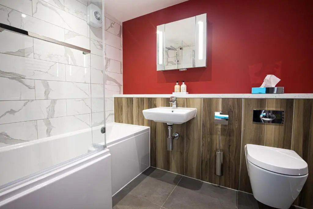 Broadstairs Apartments with luxurious 4-person communal hot tub - sleeps up to 20 people