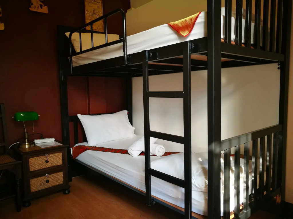 Ashi Poshtel