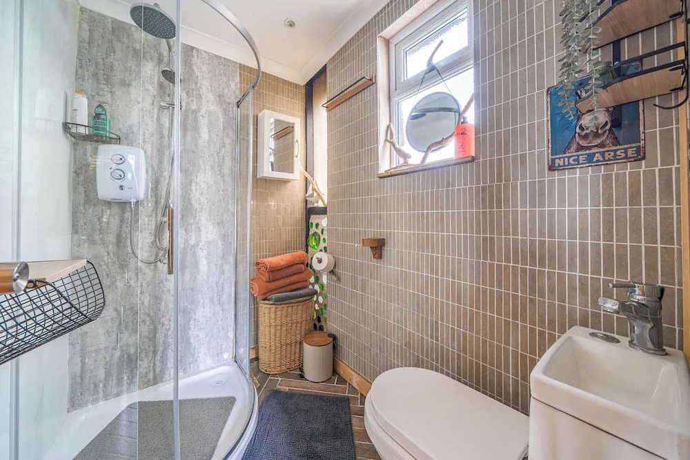 Unique 2-bed Cabin in Llanelli