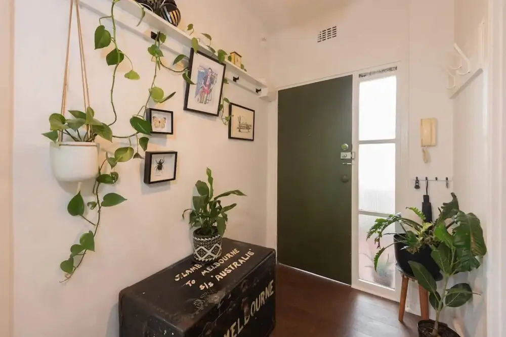 Mid-century 1 Bedroom Apartment on Albert Park With Parking