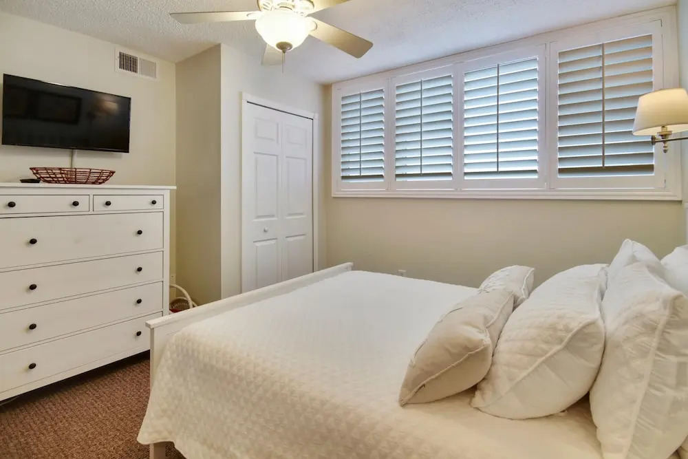 Trillium 5C Beach Front/private Balcony With Amazing Views/pool!