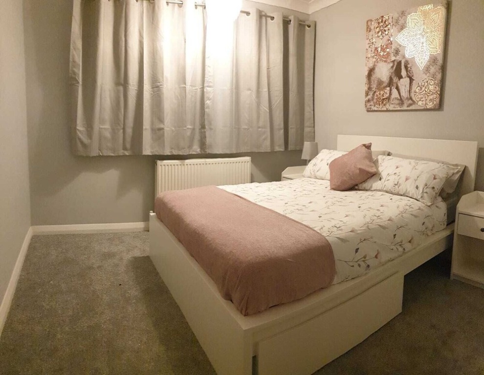 Cosy 3 bedroom residential house, private garden, 30 minutes from Alton Towers, 5 minute walk to Trentham Gardens