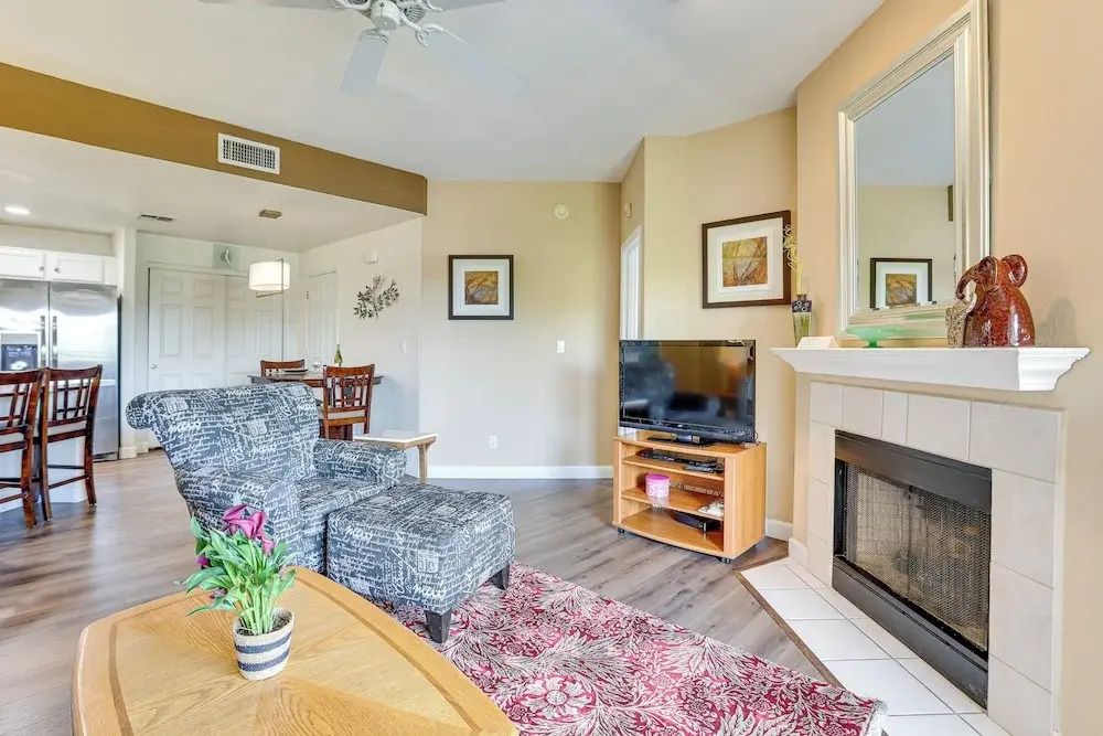 14 Mi to Dtwn: Phoenix Condo w/ Balcony & Spa!