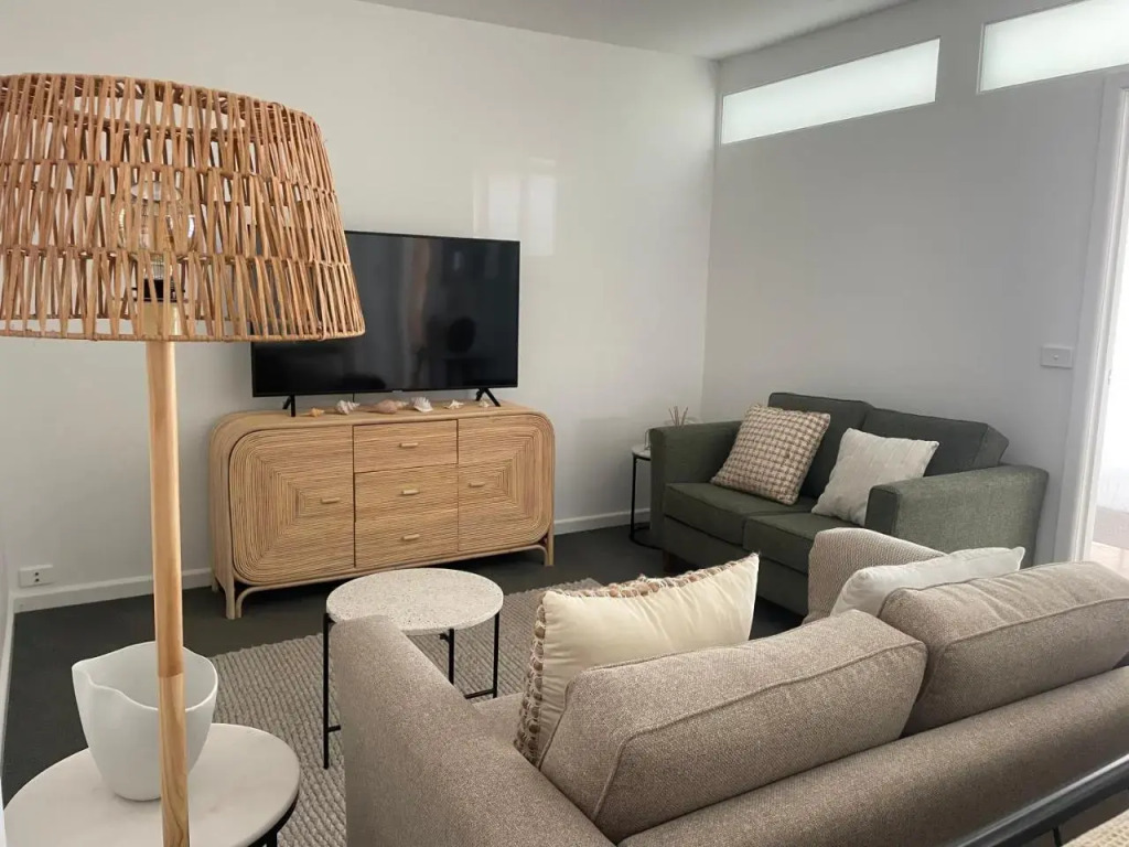 The Wheelhouse - 2BR Waterfront Apt in town