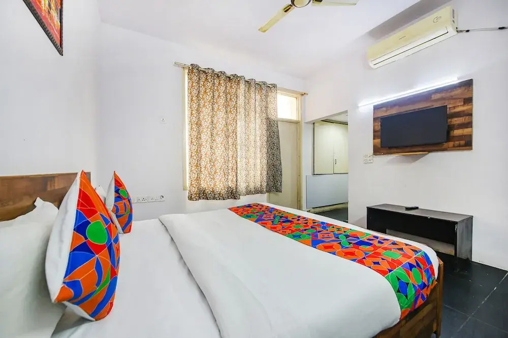 FabHotel The White Orchid - Nr Noida Sector 16 Metro Station Noida