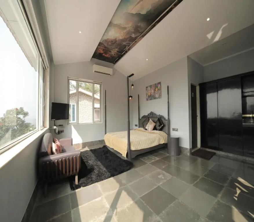 360 South, Khandala