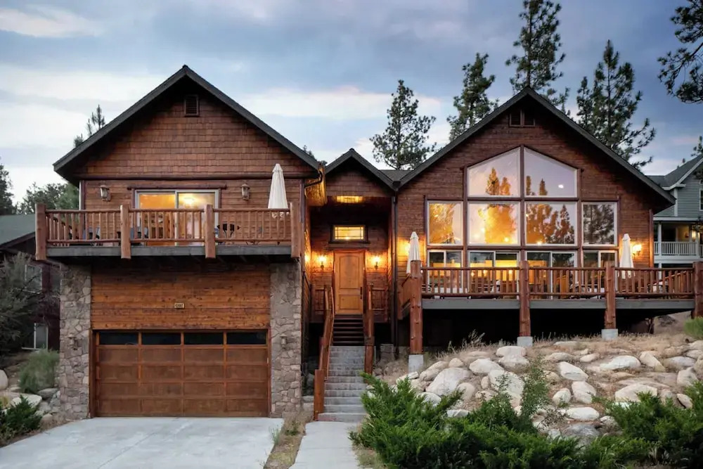 Bernard by Avantstay Luxurious Cabin in Big Bear w/ Hot Tub & Pool Table
