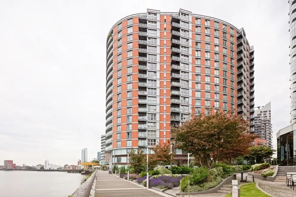 Lovely 1bed W/balcony on the River Thames