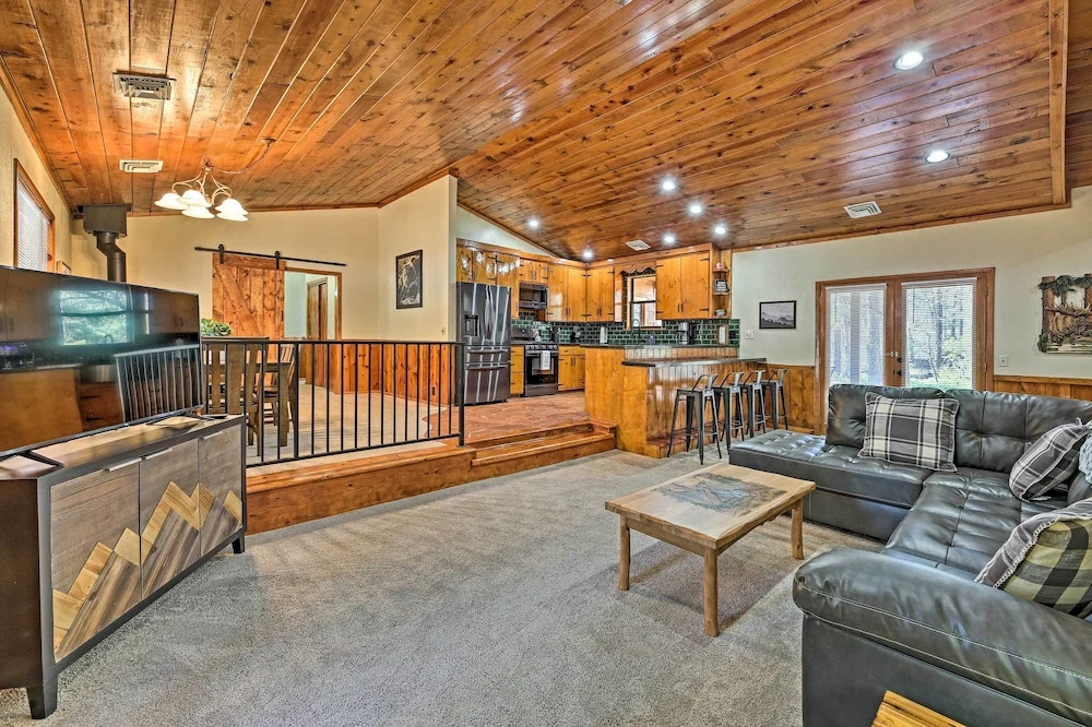 2 Decks & Game Room: Expansive Family Cabin