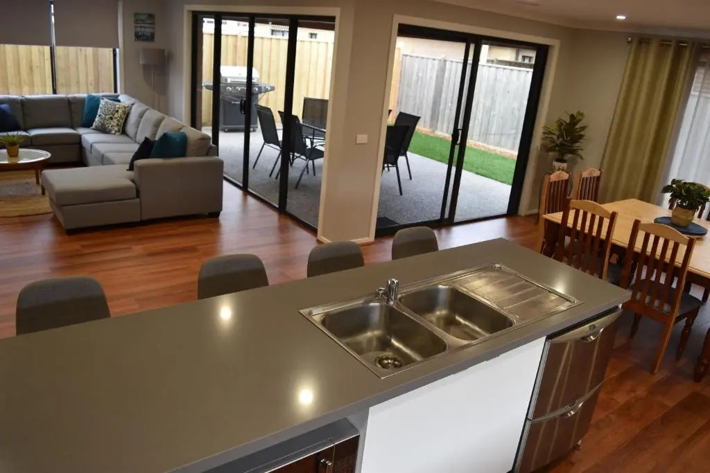The Bentley - 5 bdrms, 3 bthrm, Sleeps 12, WiFi, Linen
