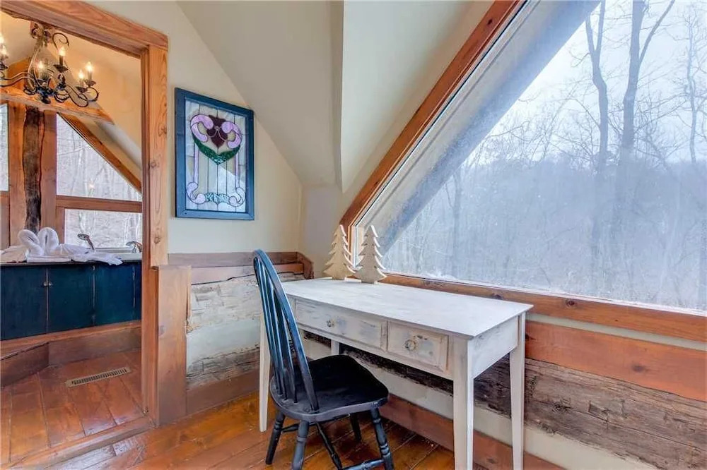 Blessed Beyond Measure, 2 Bedrooms, Hot Tub, WiFi, Pool Table, Sleeps 7