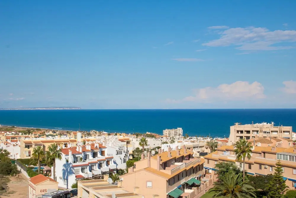 Penthouse with Sea Views & Lovely Garden