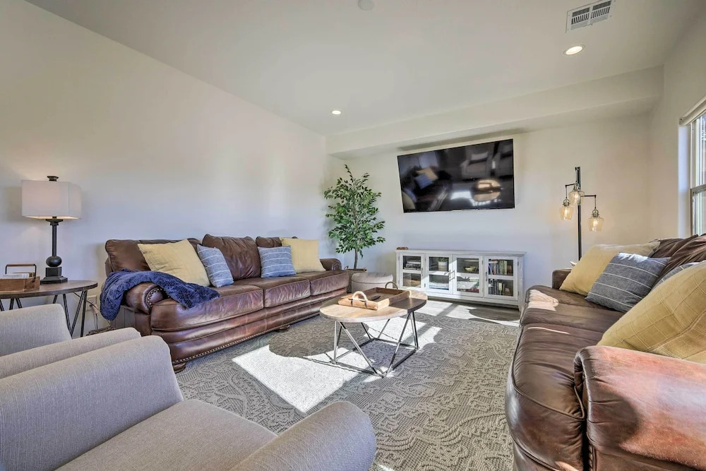 Hike, Golf, Unwind Poolside! Washington Home