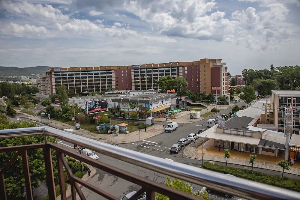 FM Premium 1-BDR Apartment with Terrace-Pacific