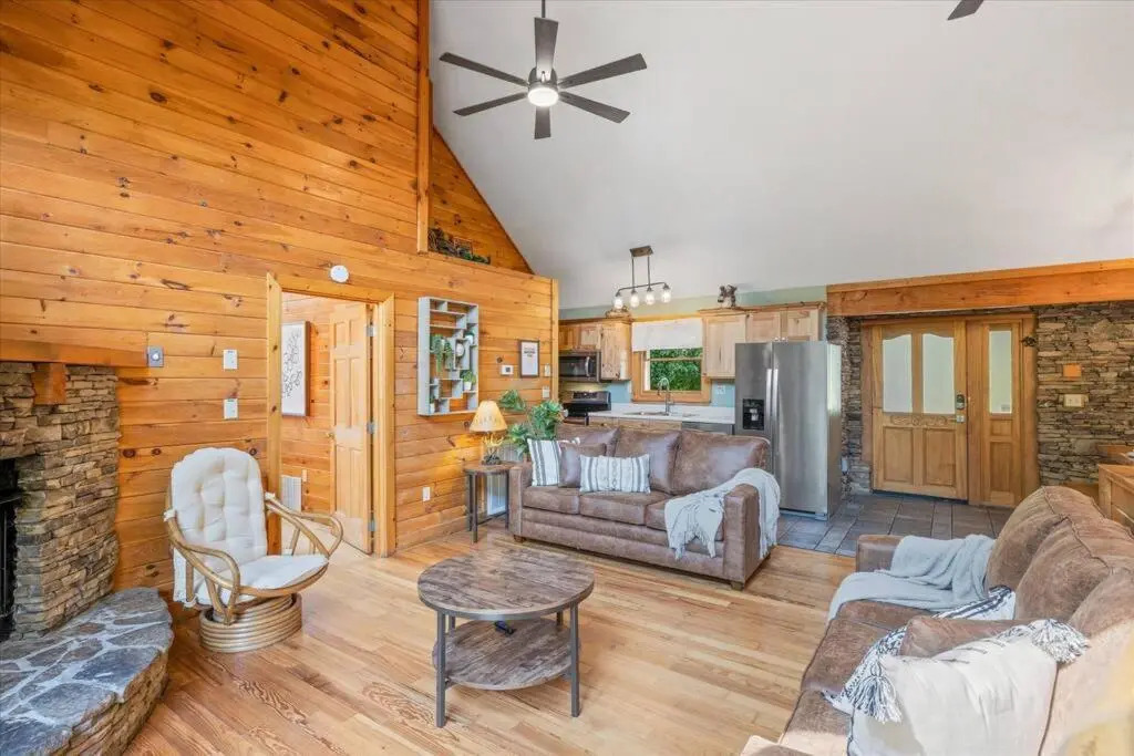 1 min to the Parkway SPACIOUS cabin w 3 master suites & 4th bedroom