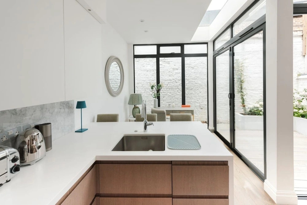 Sunny in Chelsea Luxurious 3 Bedroom Chelsea Home