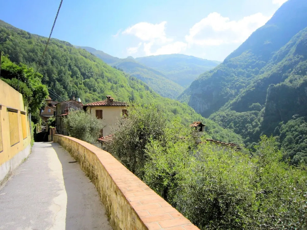 Charming Mansion in Casoli di Camaiore Near Forest