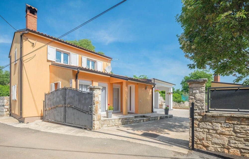 2 Bedroom Awesome Home In Rovinjsko Selo