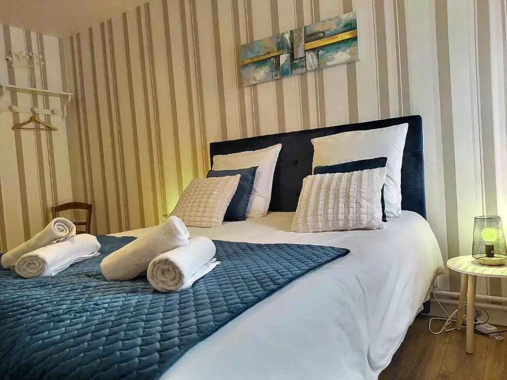 Chambre dhôtes de Verdigné Piscine chauffée Parking Wifi