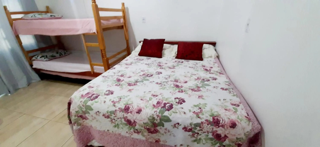 KITNET S2 em TORRES-RS - Na mais bela praia Gaúcha - Cozinha - Banheiro - Ar condicionado - TV - Wi-Fi - Estacionamento - Acomoda até 5 pessoas - Anfitriã Superhost no BnB