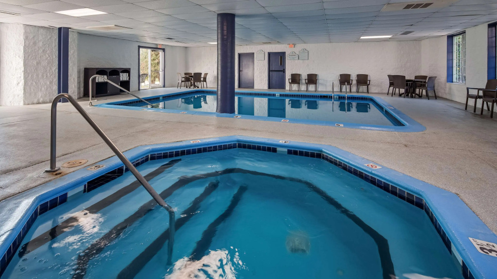 Charlevoix Inn & Suites SureStay Collection by Best Western