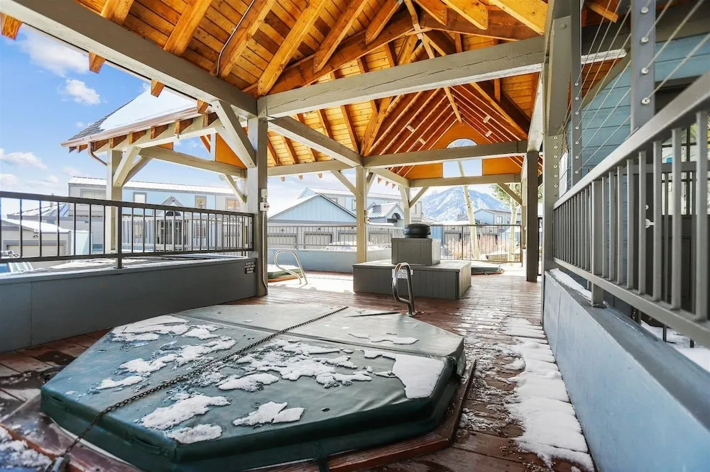 Lake Forest 204f 2 Bedroom Condo by Redawning