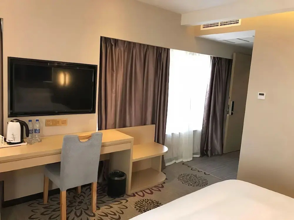 Lavande International Hotel Wuhan Jiedaokou University of Technology Mafangshan Campus Branch