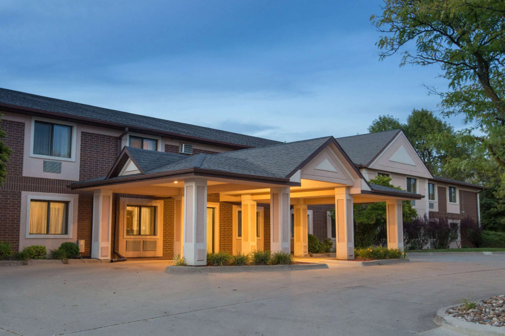 Super 8 by Wyndham Clive IA