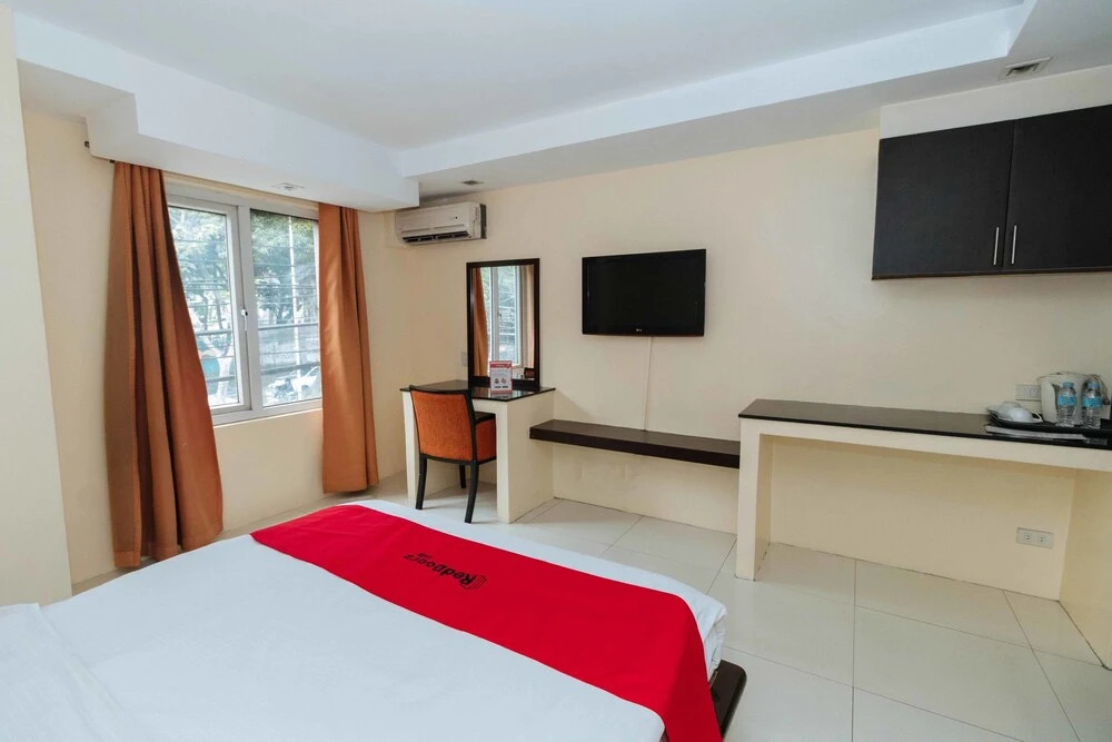 RedDoorz near Quezon City Circle